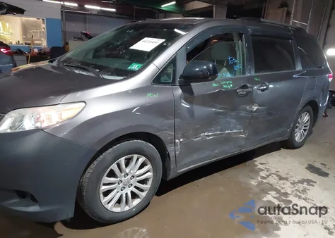 2012 Toyota Sienna Xle V6 8 Passenger z USA, uszkodzony, nr VIN 5TDYK3DC8CS278150